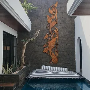 https://dwina-villa-canggu.ubudhotelsnow.com